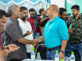 އިލެކްޝަންސް ކޮމިޝަނުގެ ރައީސް އަހުމަދު ޝަރީފް، އެމްޑީޕީގެ ޗެއަރޕާސަންގެ ނައިބް އަލީ ނިޔާޒާއި ސަލާމްކުރައްވަނީ