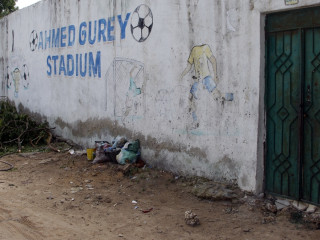 ހަނގުރާމަވެރިން ސޯމާލިއާގެ ފުޓުބޯޅަ ދަނޑުތައް ބަންދުކުރަނީ