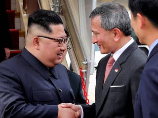 ސިންގަޕޫގެ ފޮރިން މިނިސްޓަރ ވިއަން ބާލަކްރިޝްނަން(ކ) އުތުރު ކޮރެއާގެ ލީޑަރ ކިމްޖޮން އުންއާއި ސަލާމް ކުރައްވަނީ