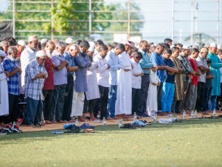 މާލޭގައި ބޮޑު ޖަމާއަތުގައި ގިނަ ބަޔަކު ޢީދު ނަމާދު ކޮށްފި