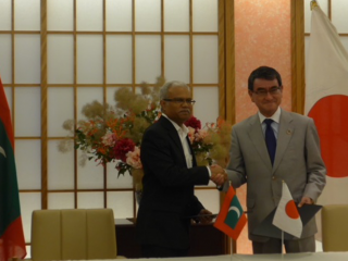 ދިވެހިރާއްޖެއަށް ފައިސާގެ އެހީ ދިނުމާ ބެހޭ އެއްބަސްވުމުގައި ސޮއިކުރުމަށް، ޖަޕާނުގެ ޓޯކިޔޯގައި ހުންނަ އެ ޤައުމުގެ ފޮރިން މިނިސްޓްރީގެ އިމާރާތުގައި، ޖޫން 15، 2018 ވަނަ ދުވަހު ބޭއްވި ރަސްމިއްޔާތުގައި،