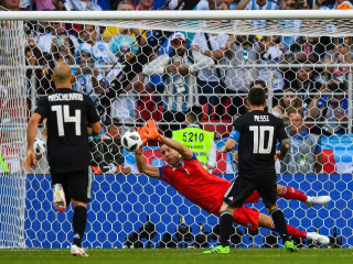 އާޖެންޓީނާގެ ކެޕްޓަން ލިއޮނެލް މެސީގެ ޕެނަލްޓީ އައިސްލޭންޑުގެ ކީޕަރު މަތަކުރަނީ