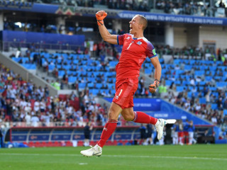 އައިސްލޭންޑުގެ ކީޕަރު ހަންސް ތޮރ ހަލްޑޯސަން - އޭނާއަކީ ޕާޓް ޓައިމް ފިލްމް ޑައިރެކްޓަރެއް