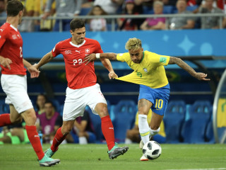 ބްރެޒިލް އަދި ސްވިޓްޒަލޭންޑް ކުޅުނު މެޗުގައި ނޭމާ ހުއްޓުވުމަށް ކުޅުންތެރިޔަކު މަސައްކަތްކުރަނީ - މި މެޗުގައި އޭނާއަށް 10 ފައުލް އަމާޒުވި