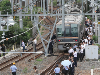 ޖަޕާނަށް ވަރުގަދަ ބިންހެލުމެއް، ތިން މަރާއެކު، 200 މީހުން ޒަޚަމްވެއްޖެ!