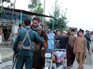 ތާލިބާންގެ ހަނގުރާމަވެރިއަކު އަފްޣާނިސްތާނުގެ ސިފައިންގެ މީހެއްގެ ގައިގައި ބައްދަނީ