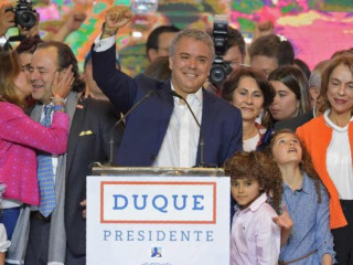 ކޮލަމްބިއާގެ އިންތިޚާބު ކާމިޔާބުކުރެއްވި އިވަން ދޫކޭ އާއިލާ އާއި ސަޕޯޓަރުންނާ އެކު ކާމިޔާބީ ފާހަގަކުރައްވަނީ