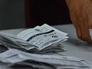 ރާއްޖޭގައި ބޭއްވި އިންތިހާބެއްގެ ވޯޓު ކަރުދާސްތަކެއް - ވޯޓު ގަތުމަށް ބައެއް ދަރިވަރުންނަށް ފައިސާ ދަނީ ހުށަހަޅަމުން