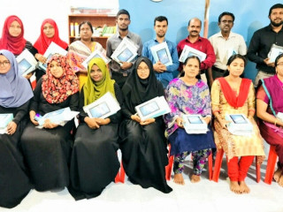 ސްކޫލް ދަރިވަރުންނަށް ގެނައި ޓެބްލެޓްގެ ތެރެއިން ޓީޗަރުންނާ ހަވާލުކުރި ޓެބްލެޓްތައް