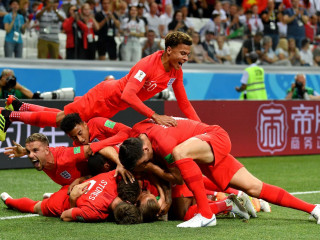 ވާރލްޑް ކަޕްގެ ފުރަތަމަ މެޗުގައި ލަނޑު ޖެހުމަށްފަހު އިނގިރޭސި ކުޅުންތެރިން އުފާފާޅުކުރަނީ - އިނގިރޭސިވިލާތުން ވަނީ 2006 ވަނަ އަހަރުގެ ވާރލްޑް ކަޕްގެ ފަހުން ފުރަތަމަ ފަހަރަށް ވާރލްޑް ކަޕްގެ ގްރޫޕް ފިޔަ