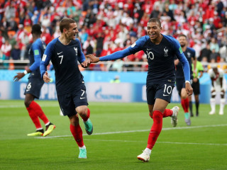 މި މެޗުގައި ލަނޑު ޖެހުމަށްފަހު އެމްބާޕޭ (ކ) ގްރީޒްމަންއާއެކު އުފާފާޅުކުރަނީ - އެމްބާޕޭ ވެގެންދިޔައީ ބައިނަލްއަގްވާމީ މުބާރާތެއްގައި ފްރާންސަށް ލަނޑު ޖަހައިދިން އެންމެ ޒުވާން ކުޅުންތެރިޔާއަށް