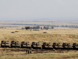 އިސްރާއީލުން ހިފާފައިވާ ގޯލާނުގެ އުސްބިންތަކުގައި އިސްރާއީލުގެ އަސްކަރީ ޓޭންކްތަކެއް ތައްޔާރީ ހާލަތުގައި