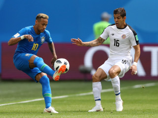 ވާރލްޑް ކަޕްގައި ބްރެޒިލް ކުޅުނު މެޗެއްގެ ތެރެއިން ކުޅުންތެރިޔެއް ކައިރިން ނައްޓާލުމަށް ނޭމާ މަސައްކަތްކުރަނީ