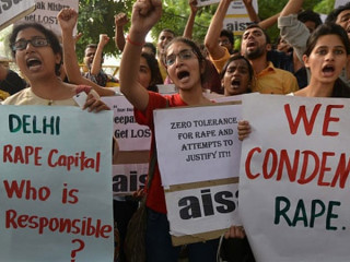 މިފަހަރު ގައިގައި އަލިފާން ރޯކޮށްލީ، ރޭޕްކުރި މައްސަލަ ހުށައަޅައި މައްސަލައިގެ އަޑުއެހުމަށް ދަނިކޮށް!