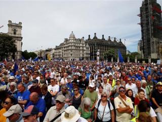 އީޔޫއިން ވަކިވުމާއި ދެކޮޅަށް އިނގިރޭސިވިލާތުގެ އެތައްހާސް ބަޔަކު މުޒާހަރާކޮށްފި