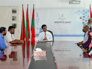 ބޯންމެރޯ ހެދުމަށް ފުރުމަށް ހަމަޖެހިފައިވާ ކުދިންނާއި ބެލެނިވެރިންނާ ހެލްތު މިނިސްޓަރ ބައްދަލު ކުރައްވަނީ