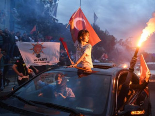 24 ޖޫން 2018 ގައި ތުރުކީގައި ބޭއްވި އިންތިޚާބުގައި އޮރްދޮޣާނަށް ލިބިވަޑައިގެންނެވި ކާމިޔާބީ ފާހަގަކުރުމަށް ސަޕޯޓަރުން މަގުތަކުގައި އުފާފާޅުކުރަނީ