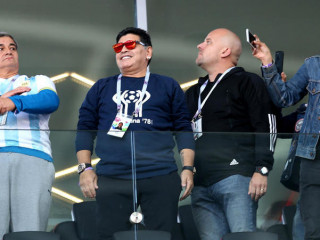 އާޖެންޓީނާ ކުޅުނު ފުރަތަމަ މެޗު ބެލުމަށް މެރަޑޯނާ (ވ-2) ދަނޑަށް ގޮސް - އޭނާއަކީ އެގައުމަށް 1986 ވަނަ އަހަރުގެ ވާރލްޑް ކަޕް ކާމިޔާބުކޮށްދިން ކެޕްޓަން