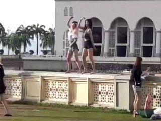 މިސްކިތުގެ ފާރުބުރި މަތީގައި 2 ފަތުރުވެރިން ނަށަނީ