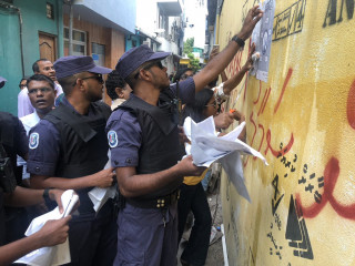 އެމްޑީޕީން ކުރިއަށް ގެންދާ ޖަޒީރާ ކެމްޕެއިންގެ ތެރެއިން ފާރެއްގައި ހަރުކުރި ޕޯސްޓަރުތަކެއް ފުލުހުން ނައްޓުވަނީ: ކެމްޕެއިންކުރުމުގެ ފުރުސަތު އެހެން ބަޔަކަށް ނެތް