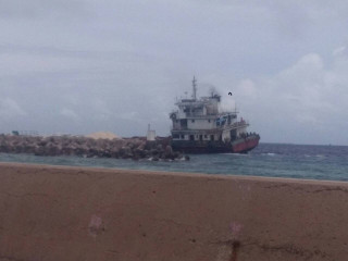 27 ޖޫން 2018 ގައި މާލޭ ހުޅަނގު ދެކުނު ނެރުކައިރީ ފަރަށް އަރާފައި އޮތް ކޮޅުވެއްޓި