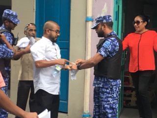 މީހަކު ގެންގުޅުނު ކެމްޕެއިން ޕޯސްޓަރެއް ފުލުހުން އަތުލަނީ