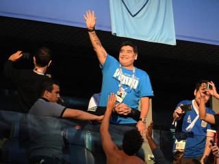 ޑިއޭގޯ މެރަޑޯނާ އާޖެންޓީނާ ކުޅުނު މެޗު ބެލުމަށް ދަނޑަށް ގޮސް