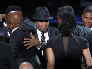 ބައްޕަ، ޖޯގެ ޖަނާޒާގެ ކަންތަކުގައި މައިކަލް ޖެކްސަންގެ ކޮއްކޮ ޖެނެޓް އާއި ދަރިފުޅު ޕެރިސް މައްސަލަ ޖެހިއްޖެ!