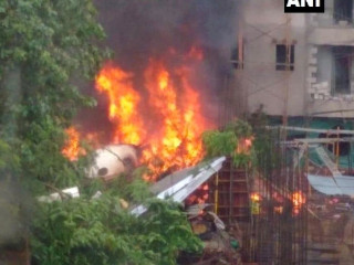 މުމްބާއީގެ އާންމުން ދިރިއުޅޭ ސަރަހައްދަކަށް ފްލައިޓެއް ވެއްޓި ފަސް މަރު