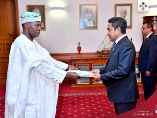 ނައިޖީރިއާއިން ރާއްޖެއަށް ކަނޑައެޅުއްވި ނޮން-ރެޒިޑެންޓް ސަފީރުގެ އެމަނިކުފާނުގެ ސަފީރުކަމުގެ ފަތްކޮޅު ރައީސްއަށް އަރުއްވައިފި