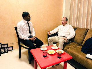 ކެނަޑާގެ ސަފީރު މެކިނަން މެމްބަރު މަހުލޫފާ ބައްދަލު ކުރައްވަނީ