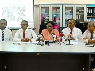 ސިޓީ ކައުންސިލްގެ މެންބަރުންގެ ބޮލުގައި ގިނަ ތުހުމަތު ތަކެއް މިނިސްޓަރު މުއިއްޒު ވަނީ އަޅުއްވާފައި...