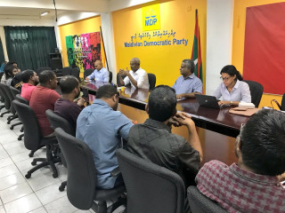 އެމްޑީޕީ އޮފީހުގައި އެމްޑީޕީގެ ކެމްޕޭން ޓީމްތަކާއި އިބޫ ބައްދަލުކުރައްވަނީ