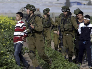 ފަލަސްތީނުގެ ހަތިޔާރު ނެތް އާންމުން އިސްރާއީލް ސިފައިންގެ ބެލުމުގެ ދަށުގައި