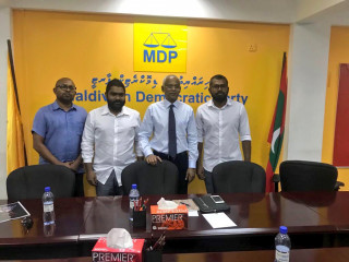 ރޭސިން އެސޯސިއޭޝަންގެ ބޭފުޅުންނާއެކު އިބޫ ފޮޓޯއަކަށް ހުއްޓިވަޑައިގެން