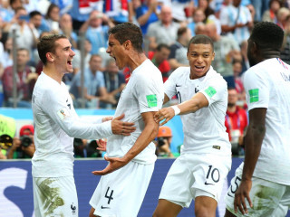 ފްރާންސް ކުޅުނު މެޗުގައި އެޓީމުގެ ފުރަތަމަ ލަނޑު ޖެހުމާއެކު ކުޅުންތެރިން އުފާފާޅުކުރަނީ