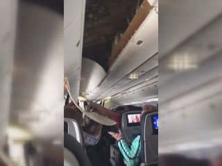 ދަތުރު ކުރަމުންދަނިކޮށް ޔުނައިޓެޑް އެއާލައިންސްގެ ފްލައިޓެއްގެ ސީލިން ޕެނަލެއް ވެއްޓިއްޖެ