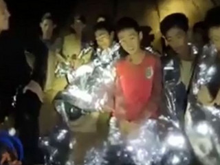 ހޮހޮޅައިގައި ތާށިވި ކުދިންނަށް ޑައިވެއް ނުކުރެވޭ، ސަލާމަތްކުރުމުގެ މަސައްކަތް ހުއްޓުމެއް ނެތި ކުރިއަށް