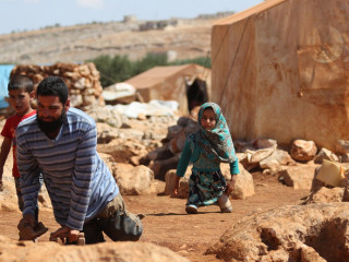 މާޔާ އާއި އޭނާގެ އާއިލާ އެކުގައި