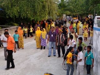 ނޫމަރާގެ ރައްޔިތުން މަގެއްގެ މަތީގައި، މިހާރު އެރަށުގެ ރައްޔިތުންނަށް ގޯތިދޫކުރުން ވަނީ ހުއްޓުވާފައި