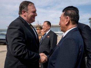 އެމެރިކާގެ ސެކްރެޓަރީ އޮފް ސްޓޭޓް މައިކް ޕޮމްޕެއޯ(ވ) ފުރާވަޑައިގަންނަވާއިރު ކޮރެއާގެ ލީޑަރުގެ އަރިސް ބޭފުޅެއް ކަމަށްވާ ކިމް ޔޮންގ-ޗޮލް އަލްވަދާއު ވިދާޅުވަނީ