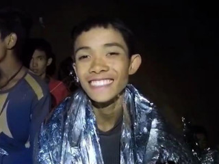 ހޮހަޅަ ތެރޭގައި ތާށިވެފައި ތިބި ކުދިން