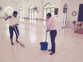 ކައުންސިލަރުންތަކެއް މިސްކިތެއް ސާފުކުރަނީ،: މިސްކިތްތަކުގެ މުއައްޒަފުން ރަށު ކައުންސިލްތަކާ ހަވާލުކުރުމަށް އިސްލާމިކް މިނިސްޓްރީން ވަނީ ނިންމާފައި