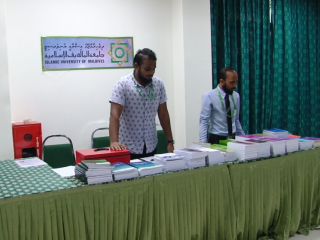 އައިއައިޔޫމްގެ ބުކްފެއާގައި އެ ޔުނިވާސިޓީގެ ސްޓޯލް