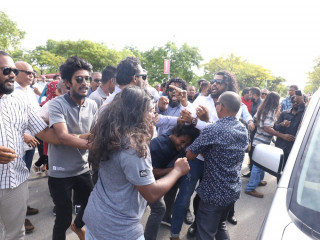 ކެމްޕެއިން ހަރަކާތުގައި ގުޅިފައިވާ ޕާޓީތަކުގެ ކެންޑިޑޭޓް އިބްރާހިމް މުހައްމަދު ސޯލިހް ހުޅުމާލެއަށް ވަޑައިގަތުމުން ޒުވާނަކު ހަމަލާ ދިނުމަށް މަސައްކަތް ކުރަނީ