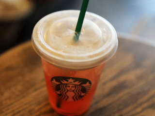 ސްޓާބަކްސްގެ އައުޓްލެޓްތަކުގައި ޕްލާސްޓިކް ހޮޅި ބޭނުންކުރުން ހުއްޓާލަނީ!