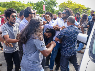 Joint Opposition presidential candidate Solih\'s campaign team was almost assaulted by a group of men