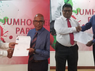 ޖުމްހޫރީ ޕާޓީގެ ނާއިބު ލީޑަރު ހުސެއިން ރަޝީދާއި ކާށިދޫ ދާއިރާގެ މެންބަރު ފައިޞަލްް ނަސީމް ރަނިންގ މޭޓު ކަމުގެ ފޯމް ޖޭޕީގެ ސެކްޓްރީ ޖެނެރަލް އަހުމަދު ސަމީރާ ހަވާލު ކުރައްވަނީ
