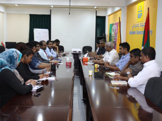 ރާއްޖެ ޓީވީގެ އިސް ބޭފުޅުންނާއި އެމްޑީޕީގެ އިސް ބޭފުޅުން އެ ޕާޓީގެ އޮފީހުގައި ބައްދަލުކުރައްވަނީ