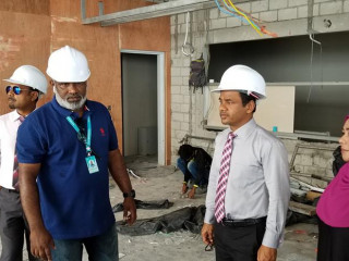 ހެލްތު މިނިސްޓަރު އަބްދުﷲ ނާޒިމް އިބްރާހިމް އައިޖީއެމްއެޗްގެ އާ އިމާރާތުގެ މަސައްކަތް ކުރިއަށްދާ ގޮތް ބައްލަވާލައްވަނީ